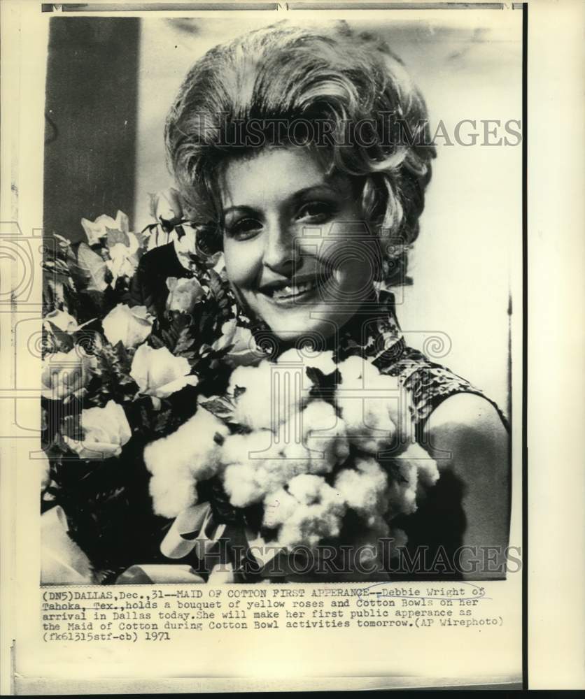 1971 Maid of Cotton Debbie Wright holds a bouquet of rose in Dallas - Historic Images