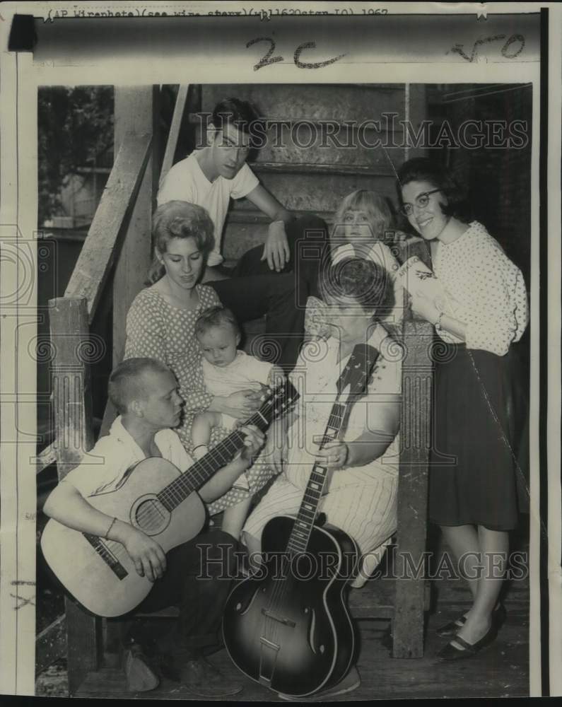 1967 Sister Joan Roth visits migrants from Appalachia in Chicago - Historic Images