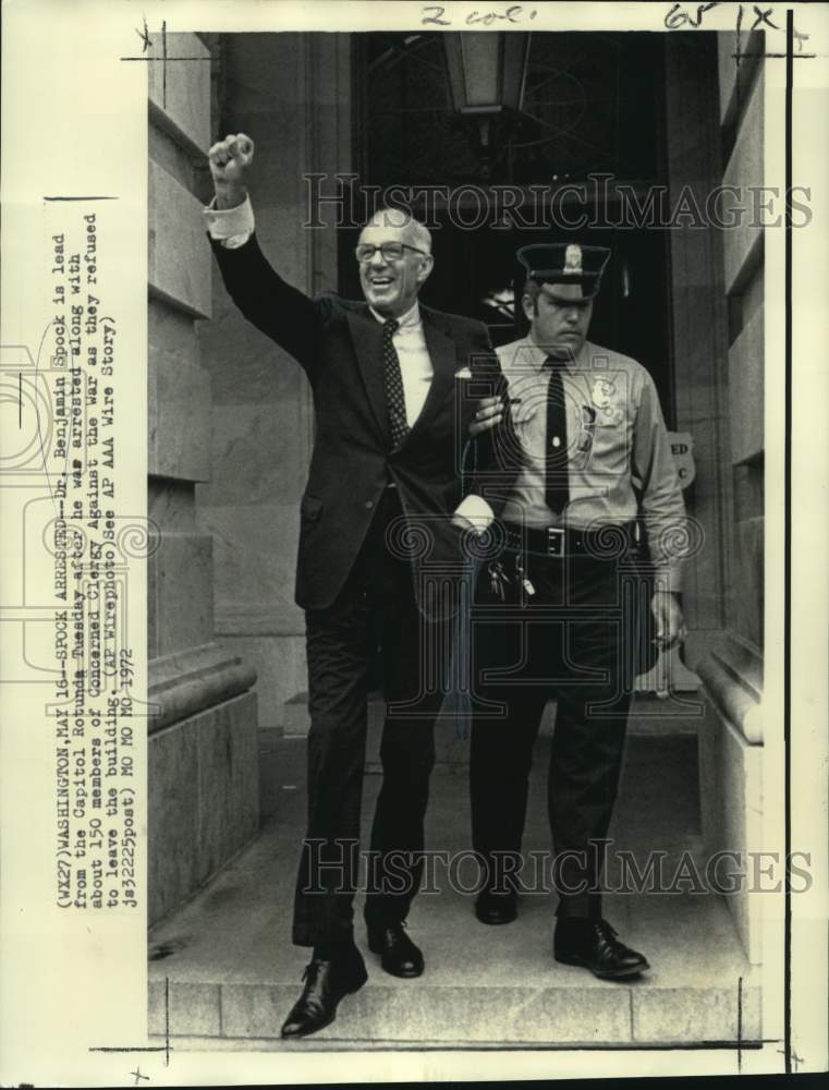 1972 Press Photo Dr. Benjamin Spock lead from Capitol Rotunda after his arrest - Historic Images