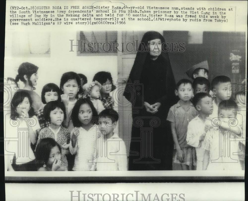 1966 Sister Rosa. Vietnamese nun, with Phu Bihn school children - Historic Images