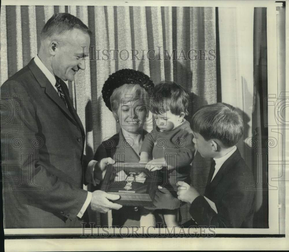 1968 Press Photo 1st Lt. George K. Sister&#39;s family receives medal from Army Sec. - Historic Images