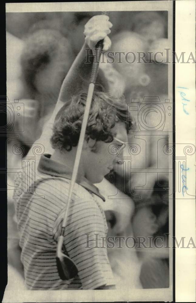 1975 Press Photo Golf player Hale Erwin swings putter during Atlantic Classic - Historic Images