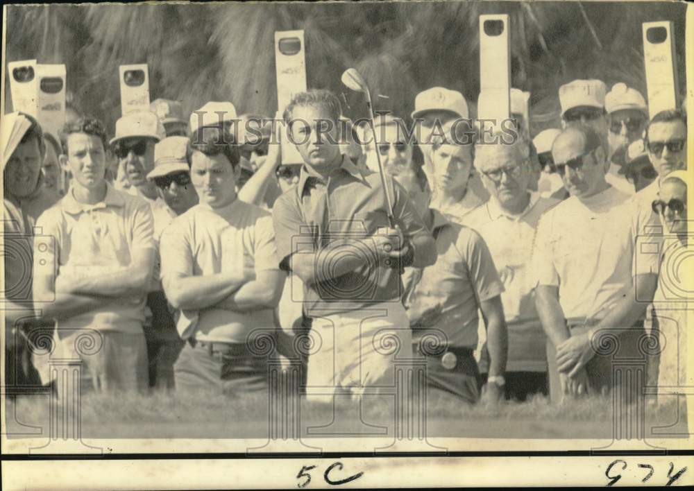 1971 Press Photo Gilly Gilbert playing in a golf tournament - now56887- Historic Images