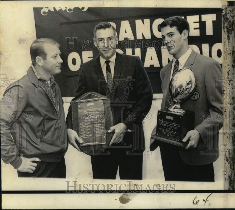 1967 Press Photo Tennessee Football Coach, Vanderbilt Player Honored, Nashville- Historic Images
