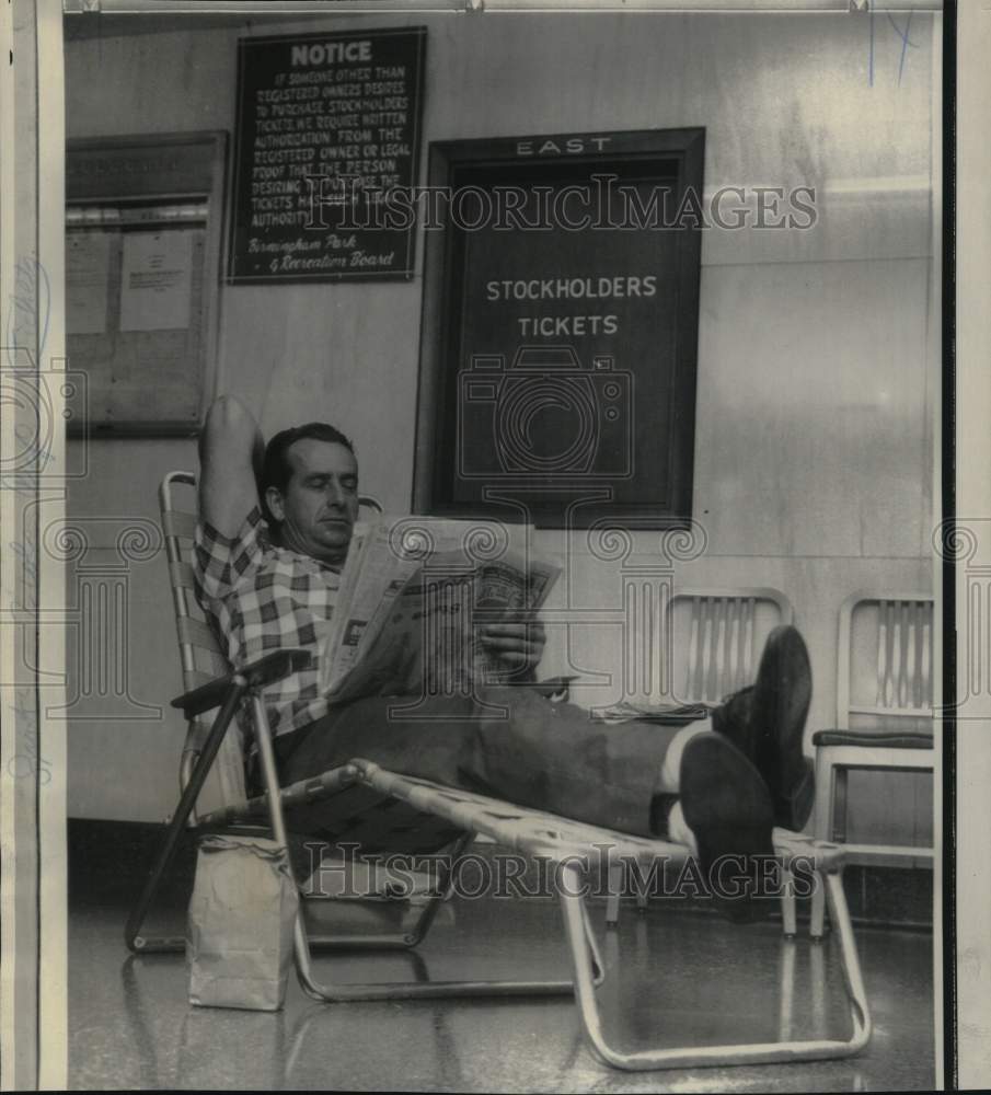 1968 Press Photo James Townsend relaxes while waiting for football tickets in AL- Historic Images
