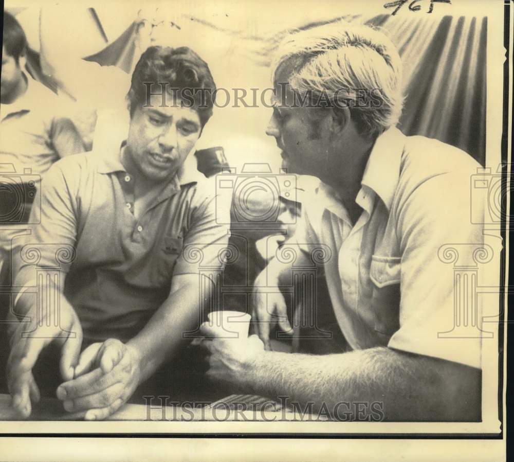 1971 Press Photo Golf pros Lee Trevino and Jack Nicklaus talk before a game. - Historic Images