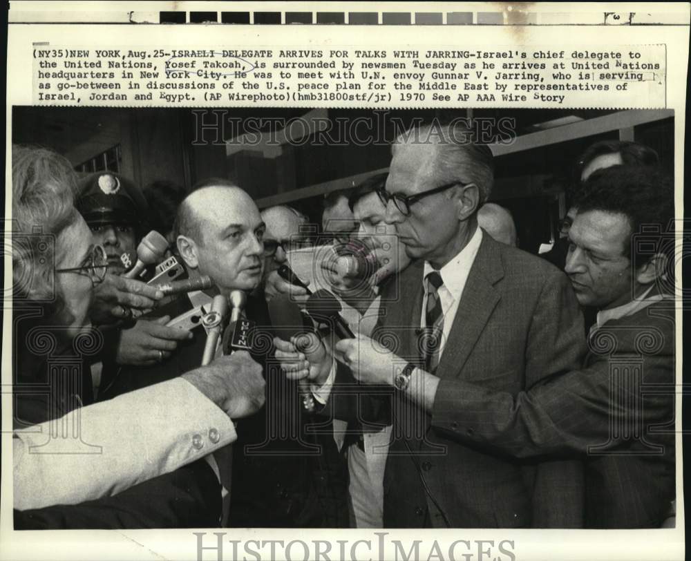 1970 Press Photo Yosef Tekoah meets with newsmen at United Nations in New York. - Historic Images