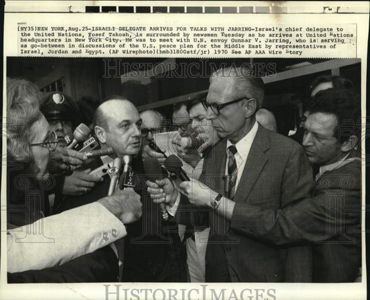 1970 Press Photo Yosef Tekoah meets with newsmen at United Nations in New York. - Historic Images