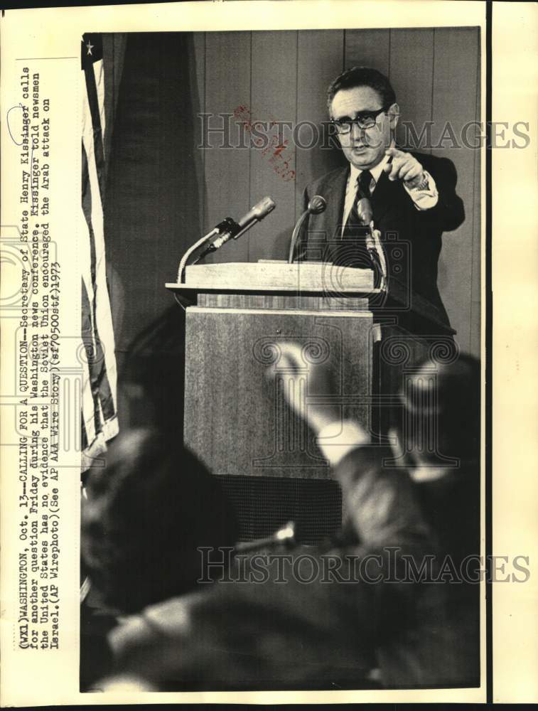 1973 Press Photo Henry Kissinger calls for question at Washington news briefing - Historic Images