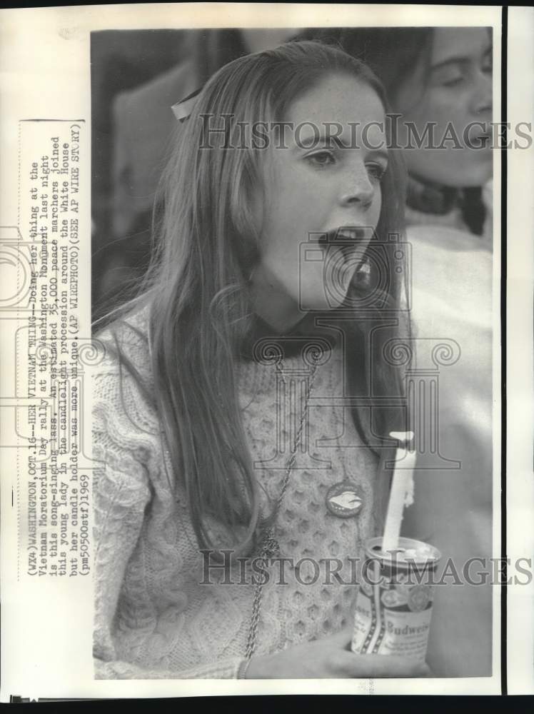 1969 Press Photo Peace marcher at Washington Monument on Vietnam Moratorium Day. - Historic Images