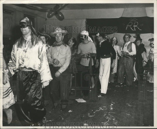 Press Photo Grand march to allow judges to select king and queen - nox00028-Historic Images