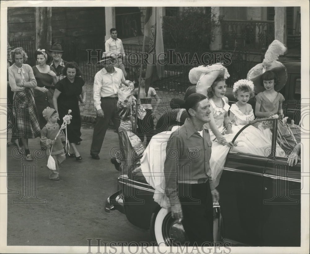 1951 Press Photo Cars and crowds at parade - nox00150-Historic Images