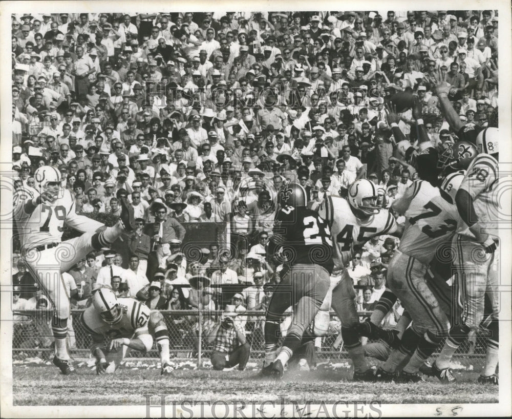 1969 Press Photo Elijah Nevett attempting to block Lou Michaels&#39; field goal-Historic Images