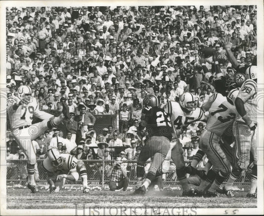 1969 Press Photo Elijah Nevett attempting to block Lou Michaels' field goal-Historic Images
