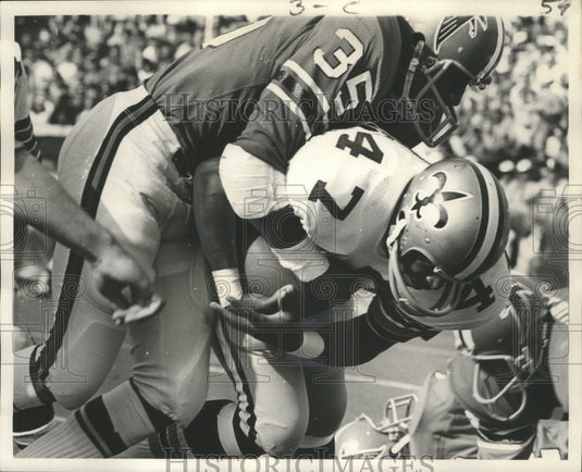 1971 Press Photo New Orleans Saints Virgil Robinson against Falcons Tony Plummer- Historic Images