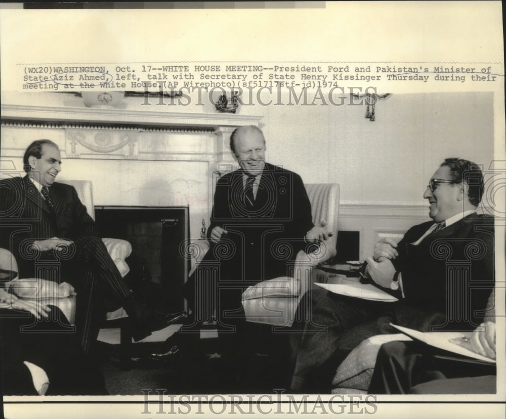 1974 Press Photo President Ford and Pakistan&#39;s Minister of State talk-Historic Images