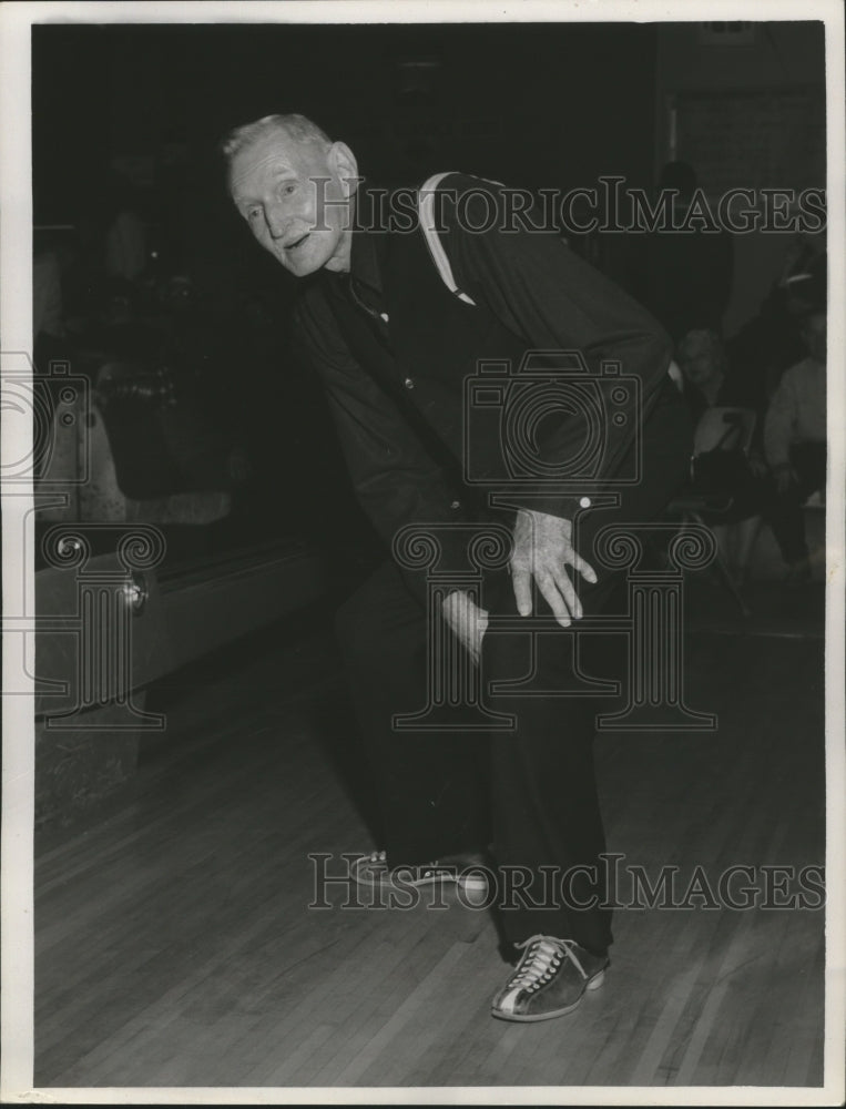 1960 Press Photo Philip Vortisch watches his ball roll down alley - nox01032-Historic Images