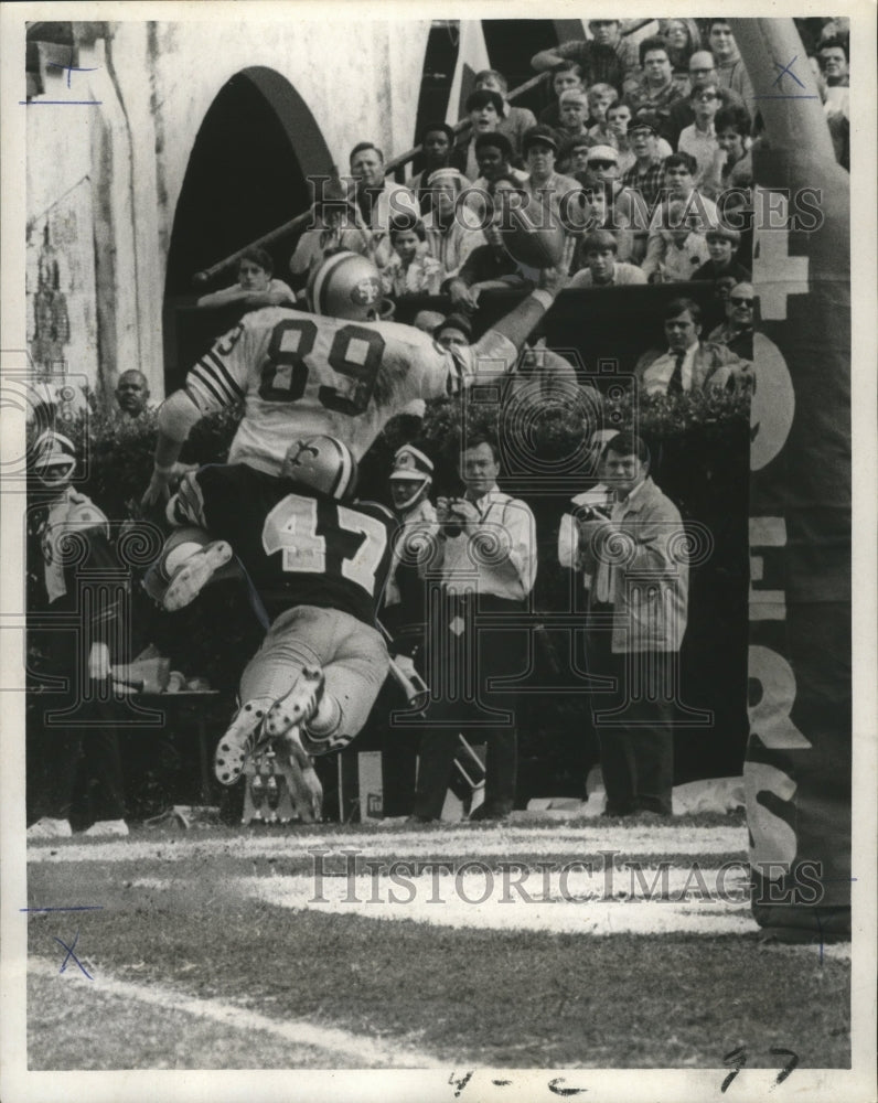 1969 Press Photo San Francisco tight end Bob Windsor with Saints Marv Woodson- Historic Images