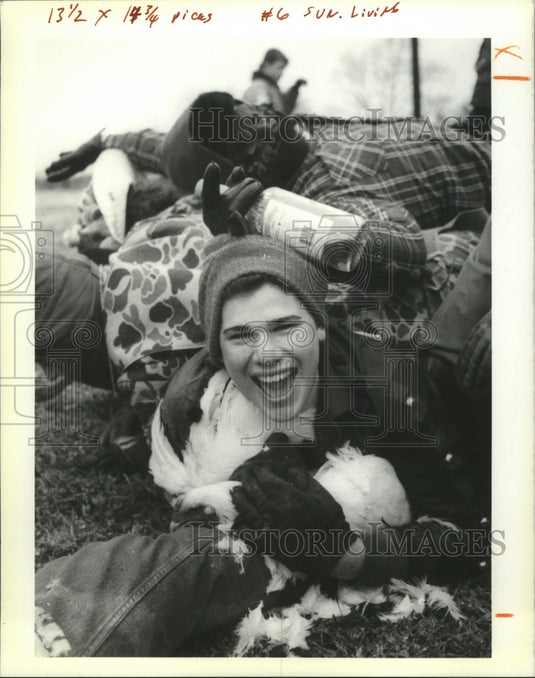 1990 Press Photo Mardi Gras Carnival. A ridera holds a chicken on parade route - Historic Images