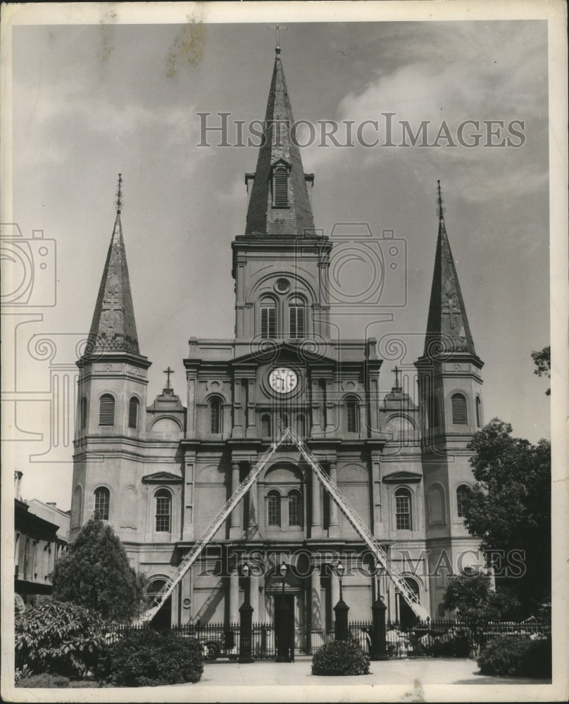 1953 Press Photo Fire ladders crossed in front of St. Louis Cathedral-Historic Images