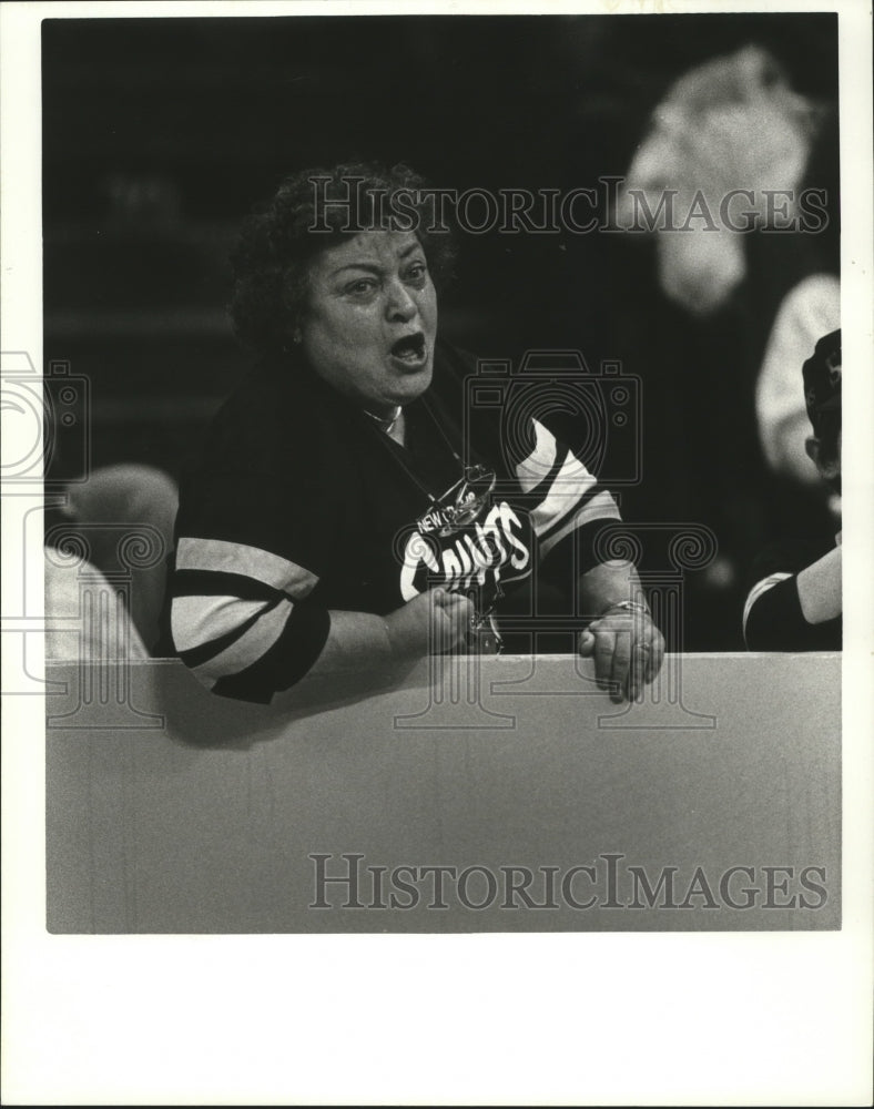 1985 Press Photo New Orleans Saints fan leans over edge to cheer - nox01432 - Historic Images