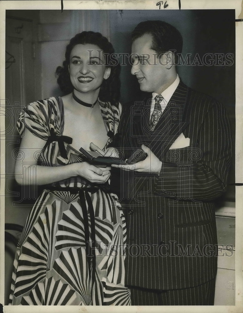 1948 Press Photo Marilyn Cotlow and Eugene Altschuler announce their engagement- Historic Images