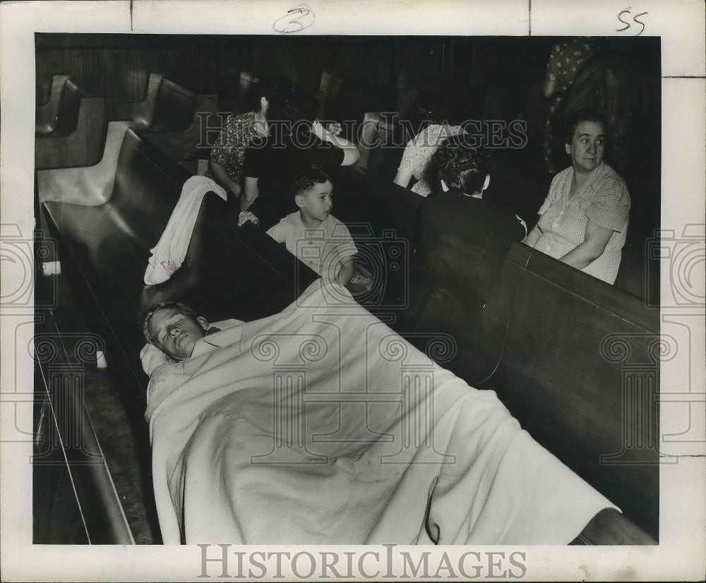 1947 Press Photo View of refugees in New Orleans during Hurricane Four.-Historic Images