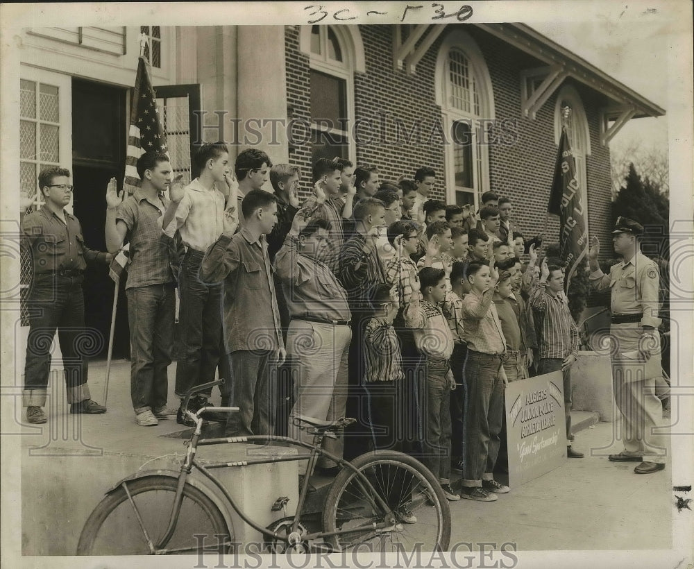 1957 Press Photo Patrolman George J. Wilt Jr. gives oath to Junior Patrol kids.-Historic Images