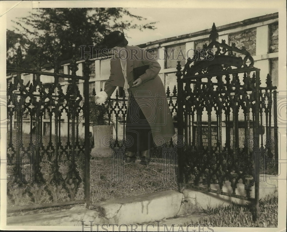 Press Photo Mrs. Frank Roth visits the resting place of her family - nox02402-Historic Images