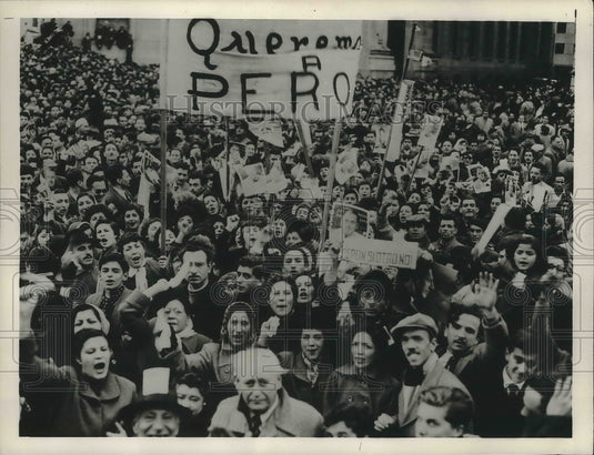 1955 Workers crowd Plaza De Mayo in Buenos Aires, Argentina - Historic Images