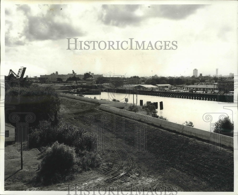 1970 Press Photo Section of completed floodwall to protect residents - nox02607-Historic Images