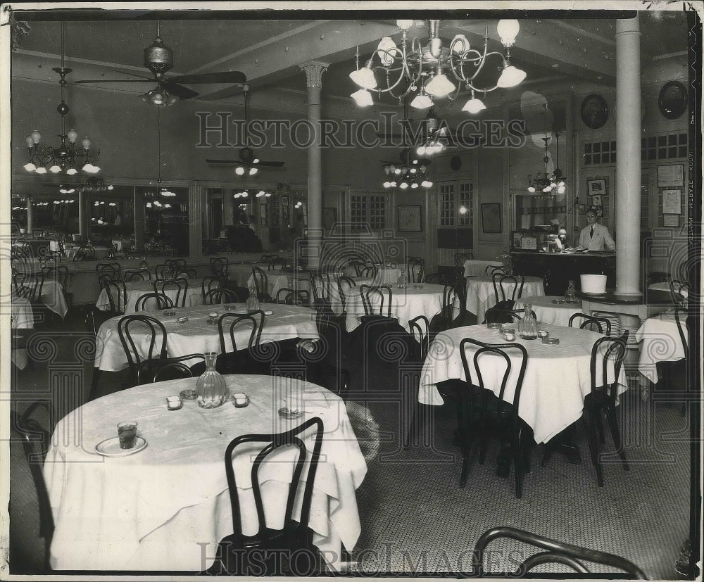 1947 Large dining room at Antoines - Historic Images