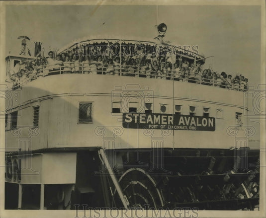 1961 Press Photo Girl Scouts arrive at Nicolls St. Wharf on the Steamer Avalan.-Historic Images