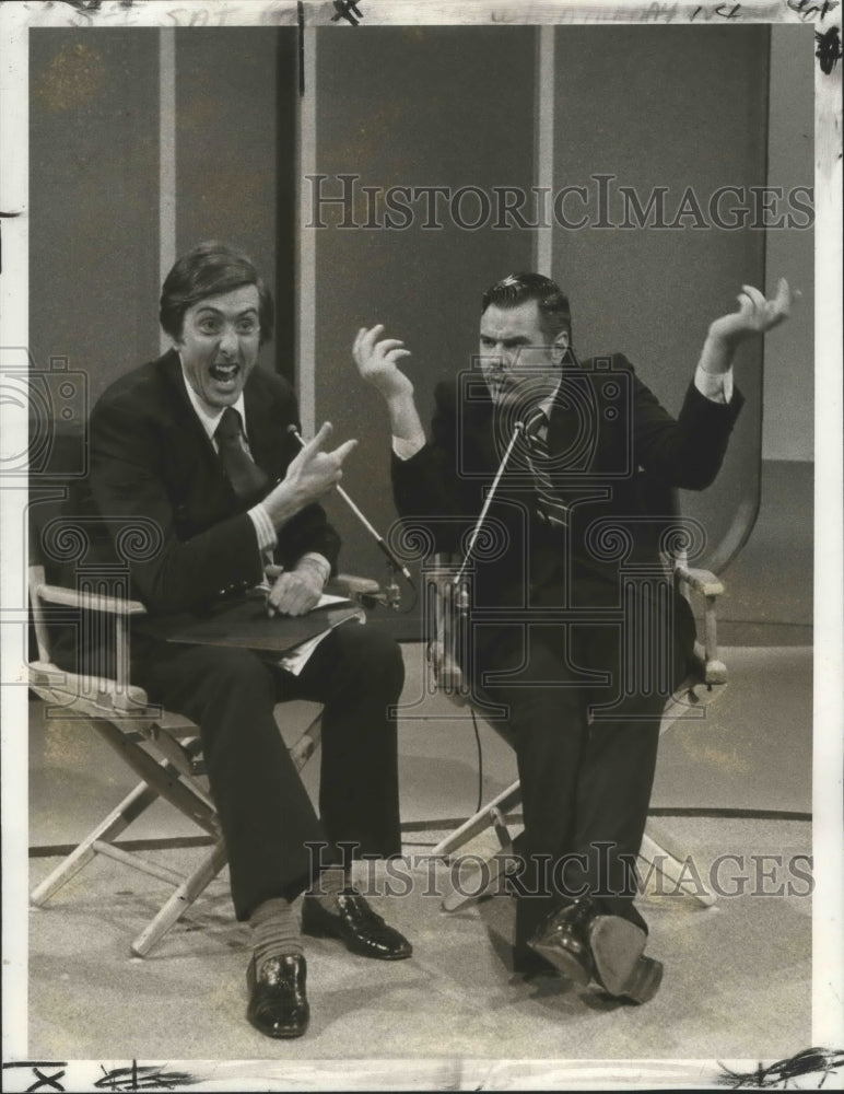 1977 Press Photo Eric Idle and Dan Aykroyd on Saturday Night Live, on NBC.-Historic Images