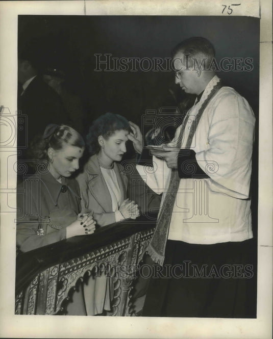 1950 Press Photo Father Beaver S.J. of Jesuits Church on Baronne St. - Historic Images