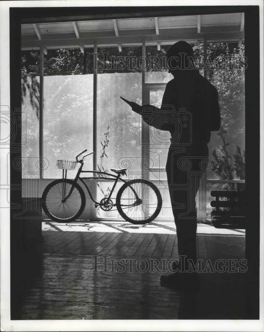 1967 Press Photo John G. Anderson of Ole Miss By Father's Bike - nox03718-Historic Images
