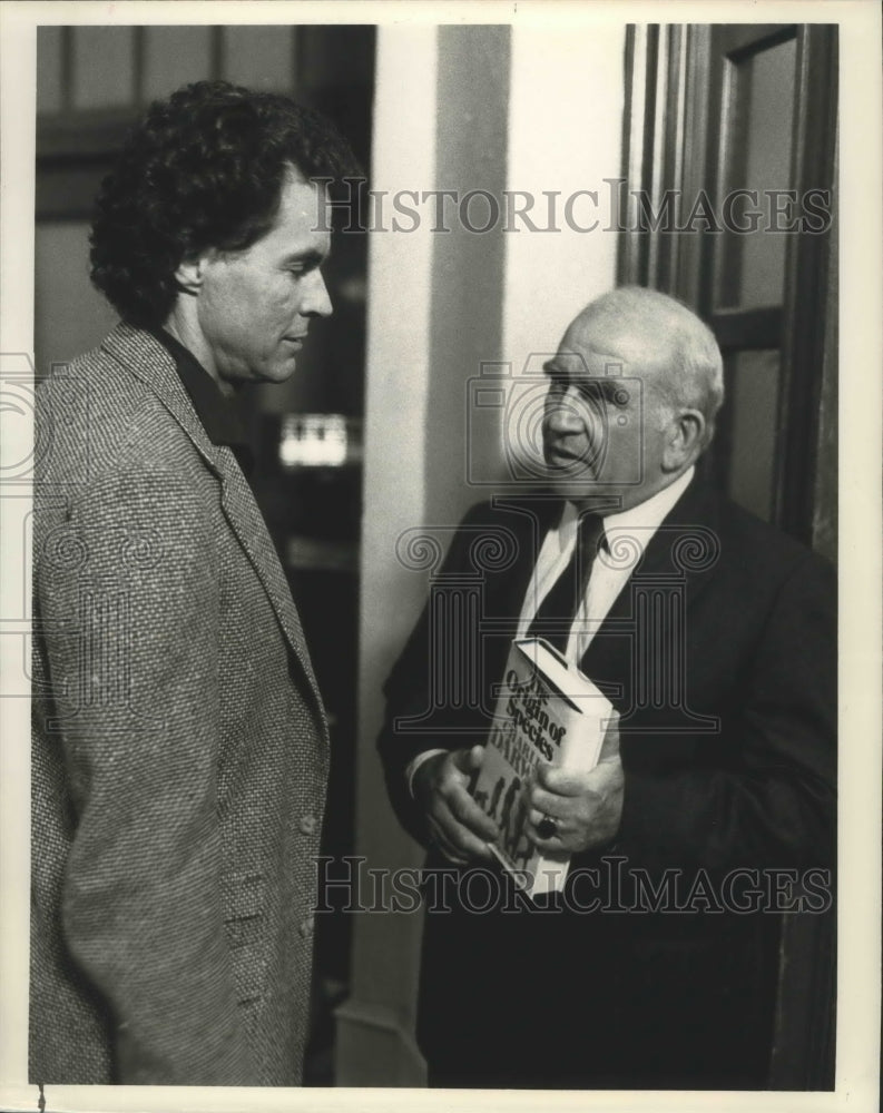 1988 Press Photo Edward Asner and Richard Beymer on The Bronx Zoo, on NBC. - Historic Images