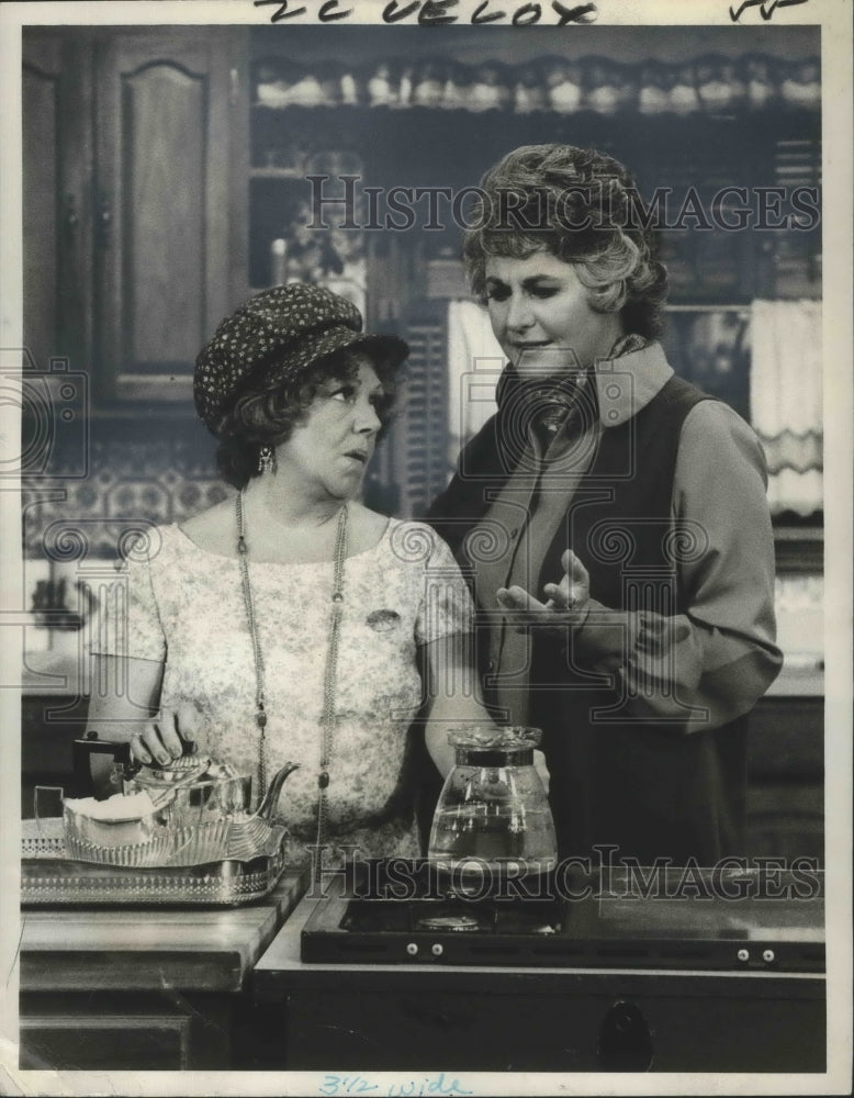 1974 Press Photo Hermione Baddeley and Beatrice Arthur star on Maude. - Historic Images