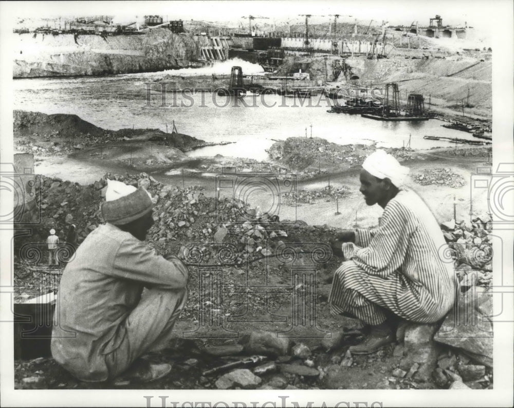 1968 Press Photo Laborers take a break from work on the Aswan High Dam - Historic Images