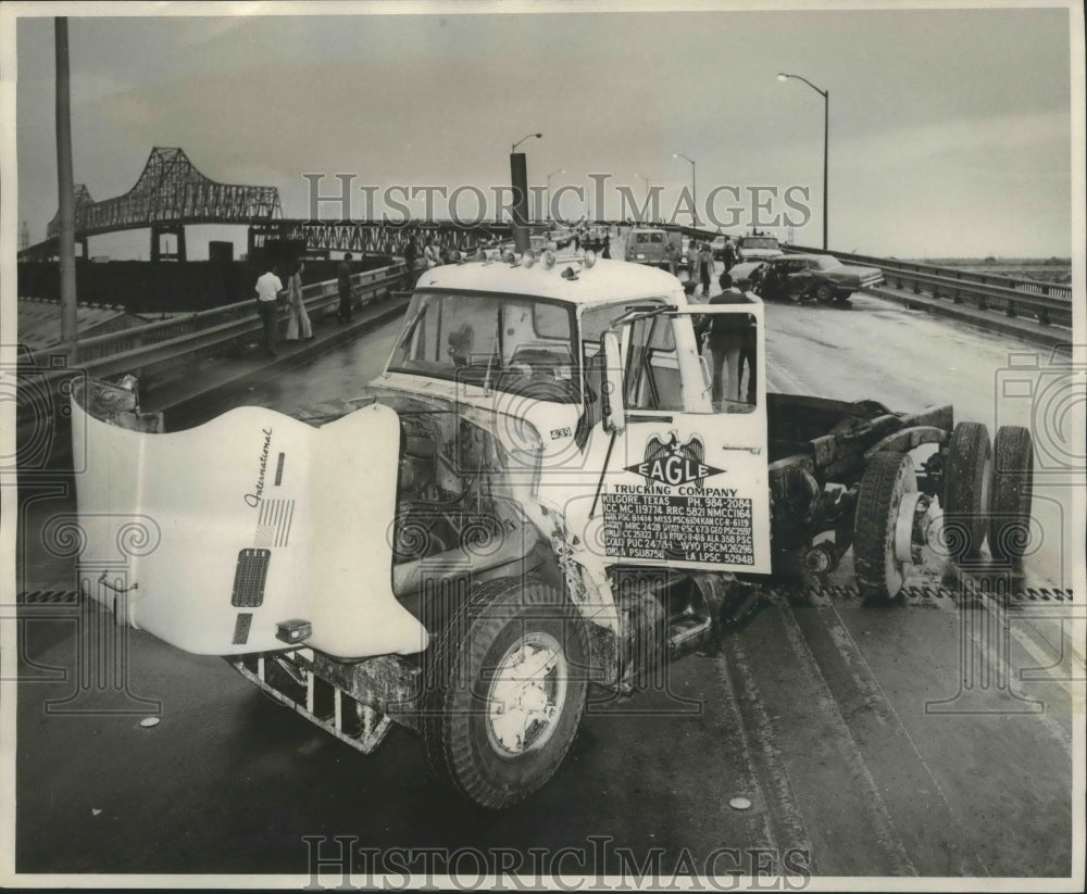 1973 Press Photo Crash involving district fire chief on Mississippi River Bridge - Historic Images