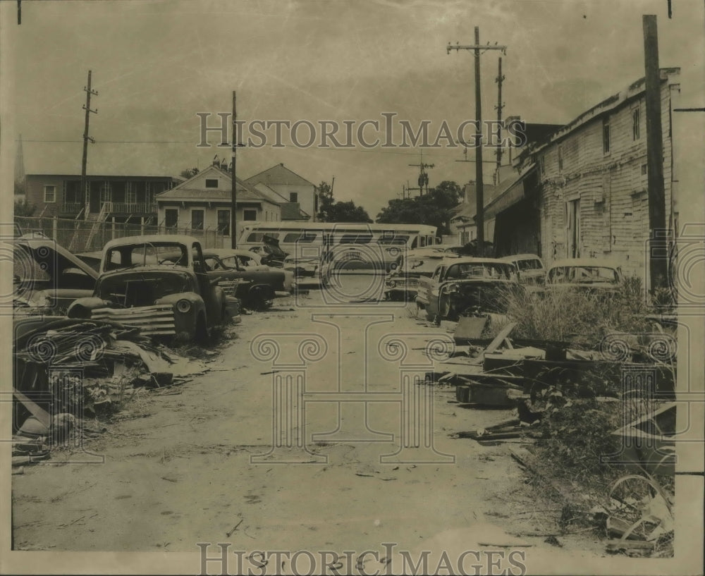 1966 Press Photo View of Milan Street crowded with wrecked vehicles. - Historic Images