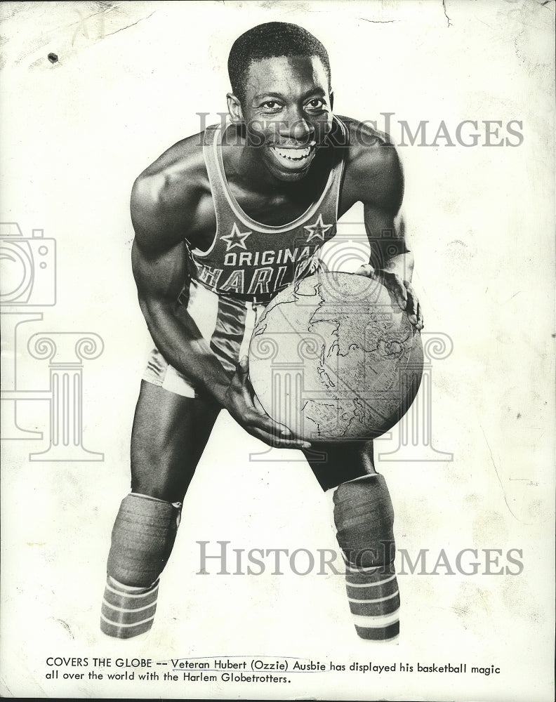 1969 Press Photo Hubert Ozzie Ausbie with Harlem Globetrotters - nox04478- Historic Images