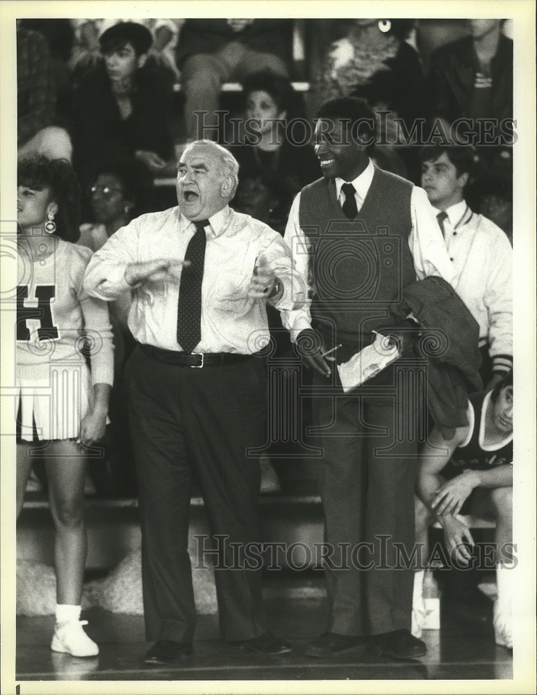 1987 Press Photo Ed Asner &amp; Mykel T. Williamsonon in The Bronx Zoo - Historic Images