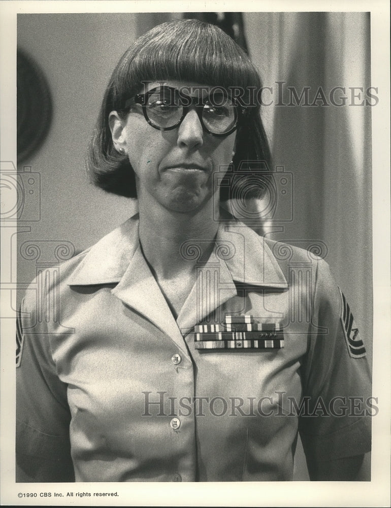 1990 Press Photo Beverly Archer in Scene from Major Dad - Historic Images