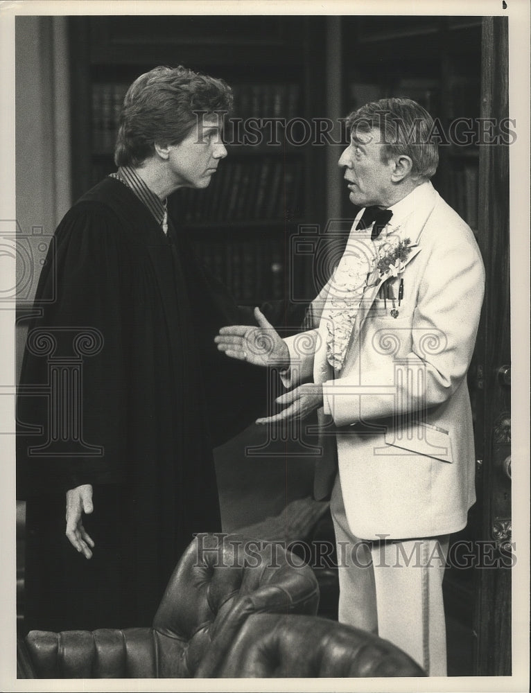 1989 Press Photo John Astin & Harry Anderson in Scene From Night Court ...