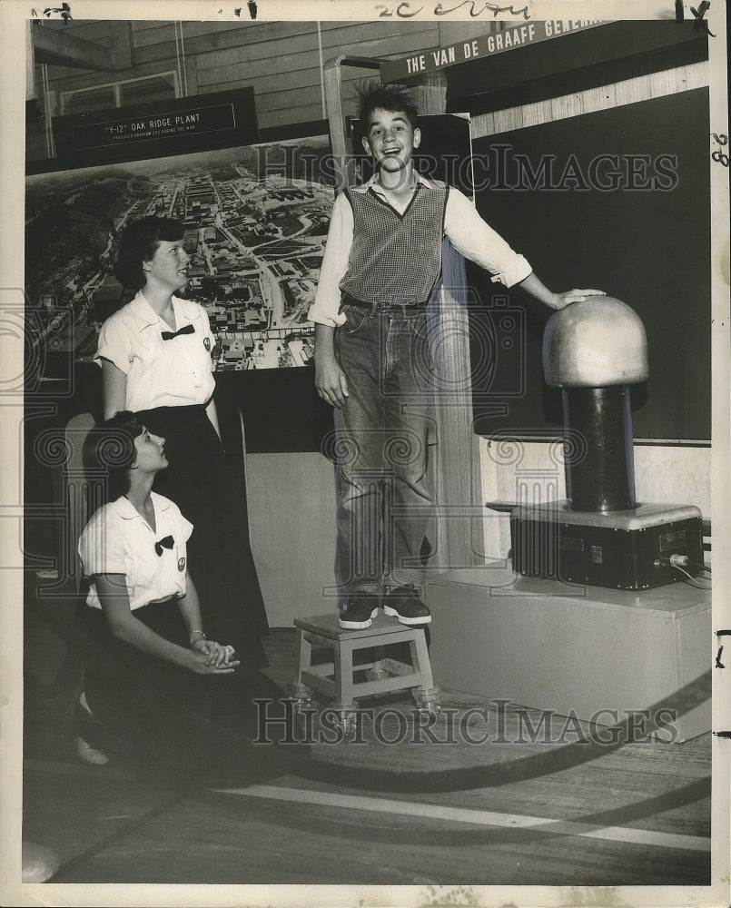 1953 Press Photo James Wood at Wright Junior High School Test Atom Smasher Model - Historic Images