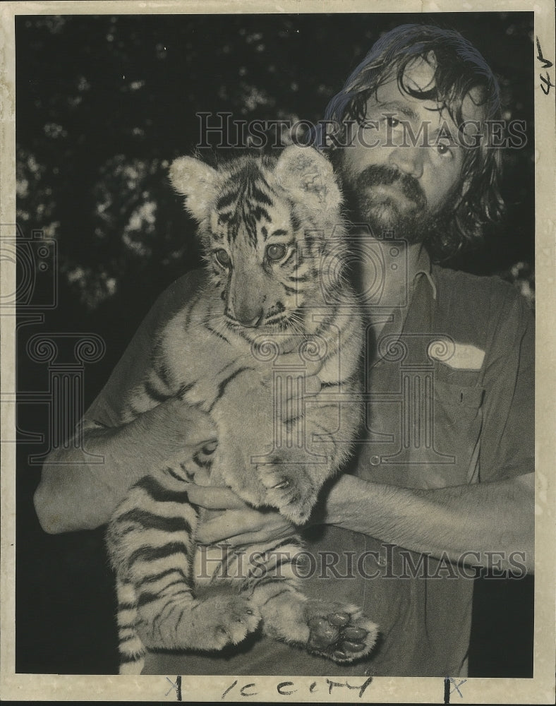1971 Press Photo New Orleans Audubon Zoo _ John Red Daigle with Baby Tiger Moon - Historic Images