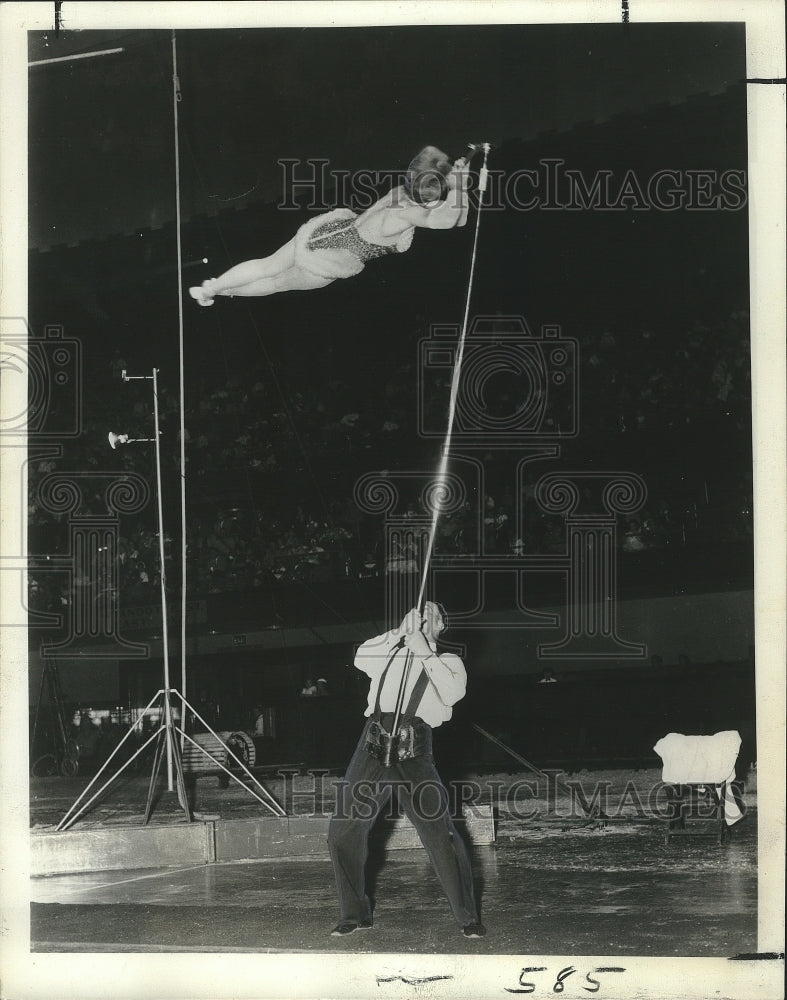 1969 Press Photo Cathalas Duo in Perch Act at Bailey Brothers Circus - Historic Images