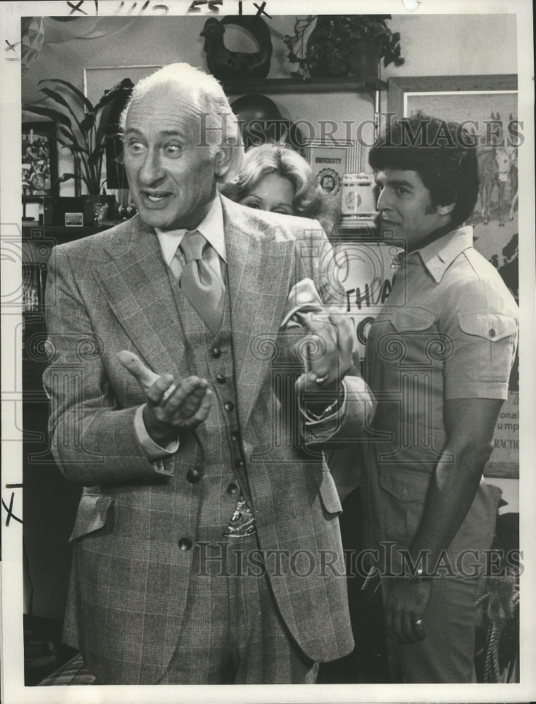 1977 Press Photo Carl Ballaantine and Erik Estrada in Scene From CHiPs - Historic Images