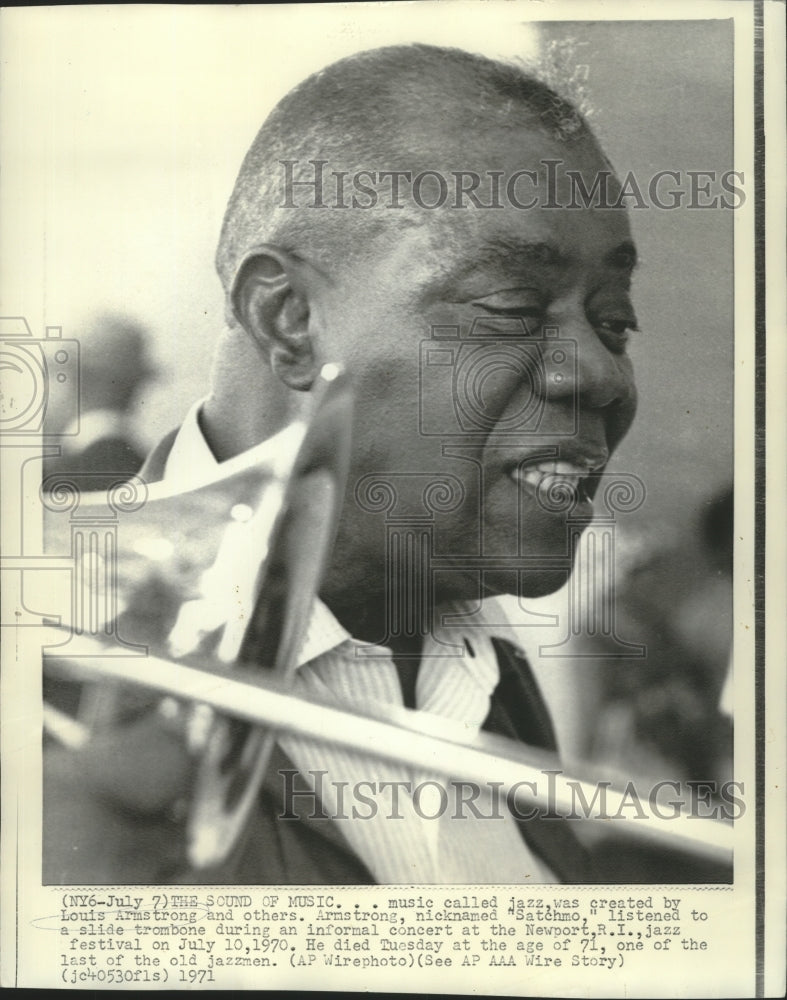 1970 Press Photo Louis Armstrong Listens to Trombone at Festival in Rhode Island - Historic Images